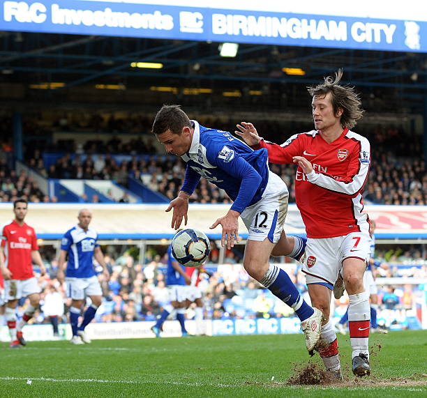 在他缺席的 在他缺席的